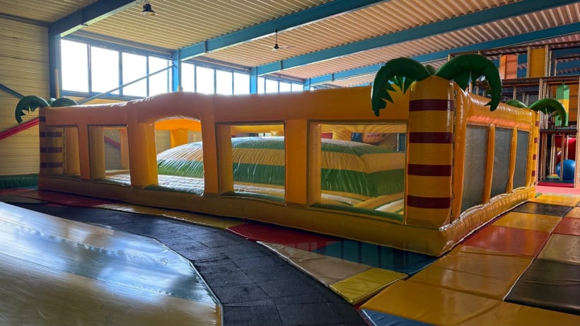 Blick auf die Spielhalle