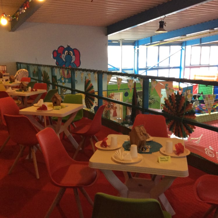 Dekorierter Geburtstagstisch auf der Galerie