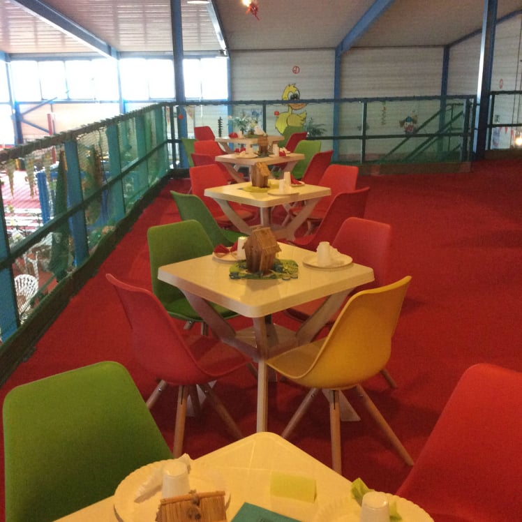 Dekorierter Geburtstagstisch auf der Galerie