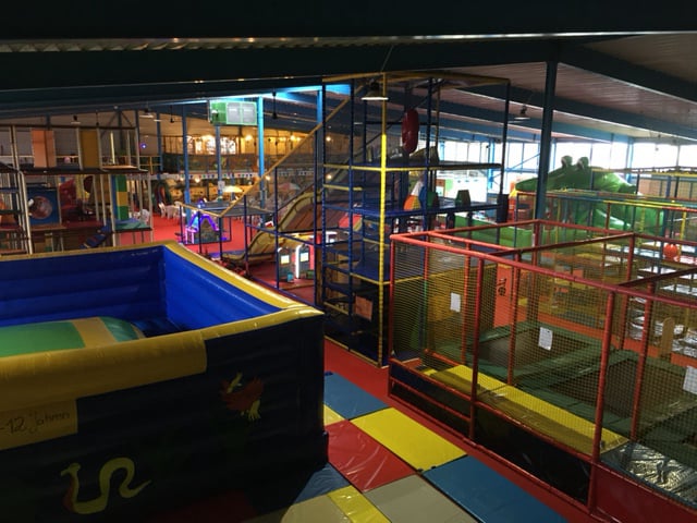 Blick auf die Spielhalle