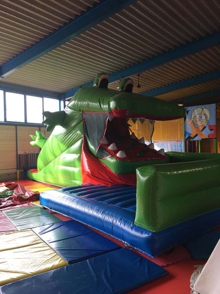 Blick auf die Spielhalle